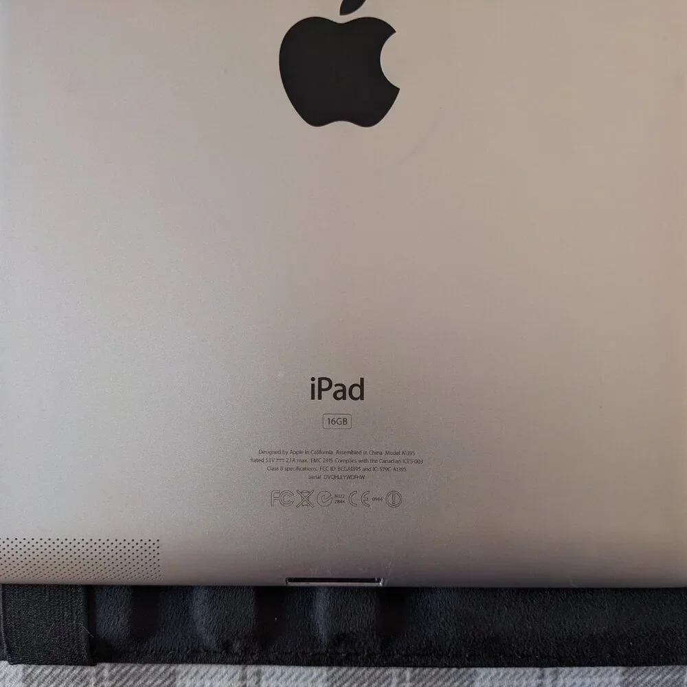 Defective Apple iPad (2nd Generation) A1395 16 GB, Wi-Fi, 9.7 in - Black Screen